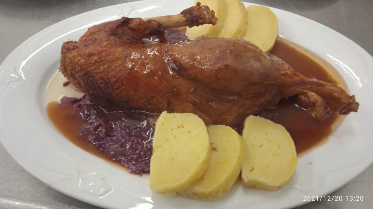 Mala Svata Hora - Penzion & Restaurace Mníšek pod Brdy المظهر الخارجي الصورة