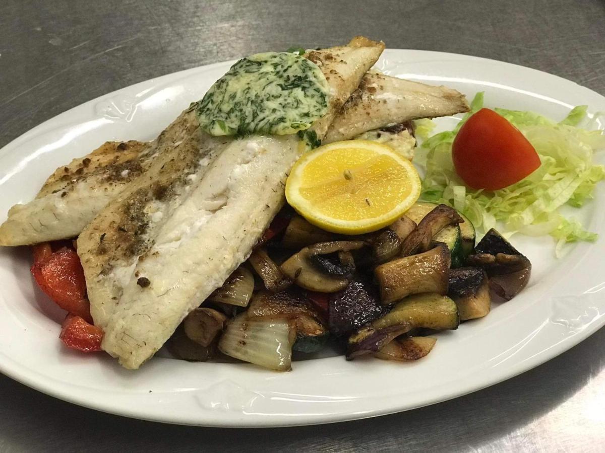 Mala Svata Hora - Penzion & Restaurace Mníšek pod Brdy المظهر الخارجي الصورة