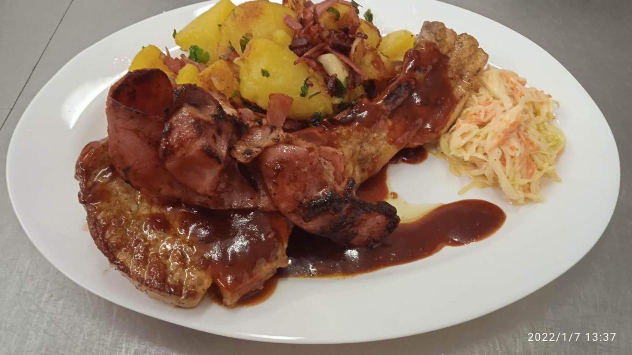 Mala Svata Hora - Penzion & Restaurace Mníšek pod Brdy المظهر الخارجي الصورة