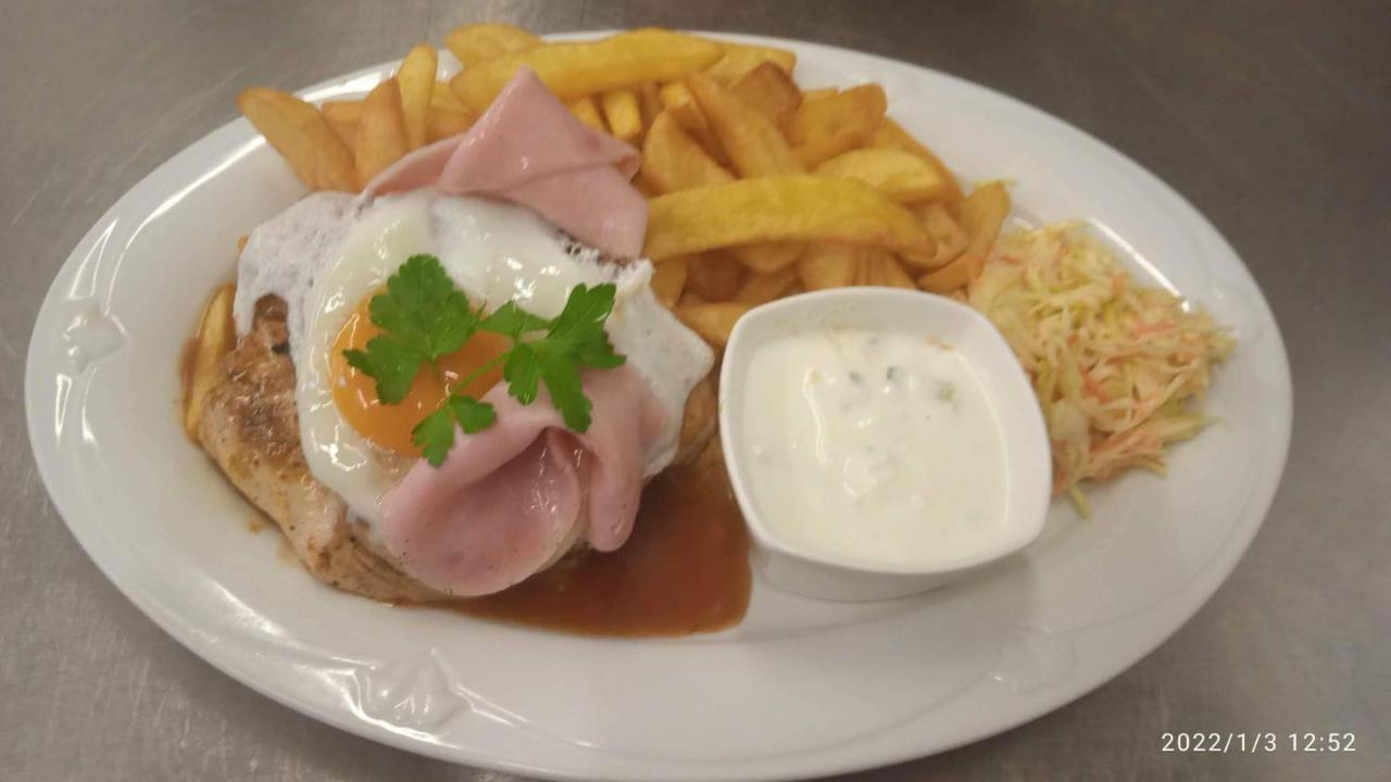 Mala Svata Hora - Penzion & Restaurace Mníšek pod Brdy المظهر الخارجي الصورة
