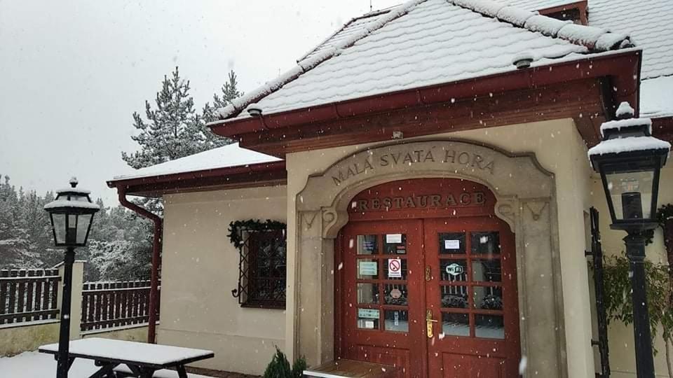 Mala Svata Hora - Penzion & Restaurace Mníšek pod Brdy المظهر الخارجي الصورة