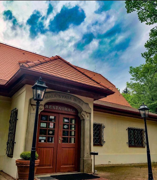 Mala Svata Hora - Penzion & Restaurace Mníšek pod Brdy المظهر الخارجي الصورة